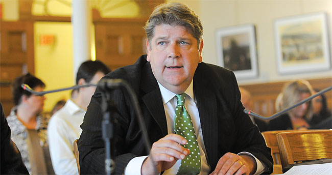 Syracuse Teachers Association President Kevin Ahern testifies on behalf of NYSUT at a state Senate Education Committee hearing on Regents' reforms.