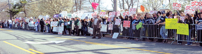 A grass-roots rally organized by Connetquot TA President Tony Felicio drew thousands of Long Islanders to protest Gov. Cuomo’s education policies while he spoke at a Suffolk County Democratic Committee dinner in Holbrook. Photo by KRISTY LEIBOWITZ