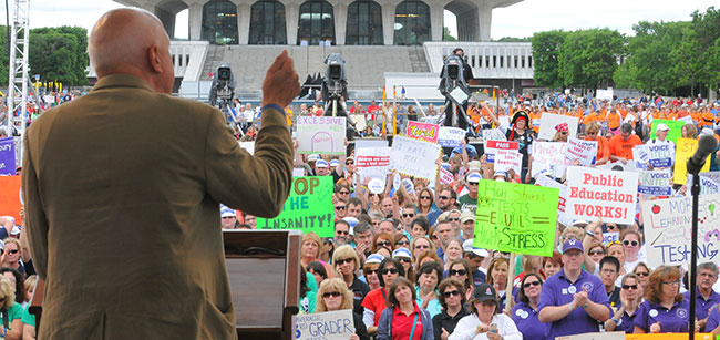iannuzzi addresses the crowd on the empire state plaza