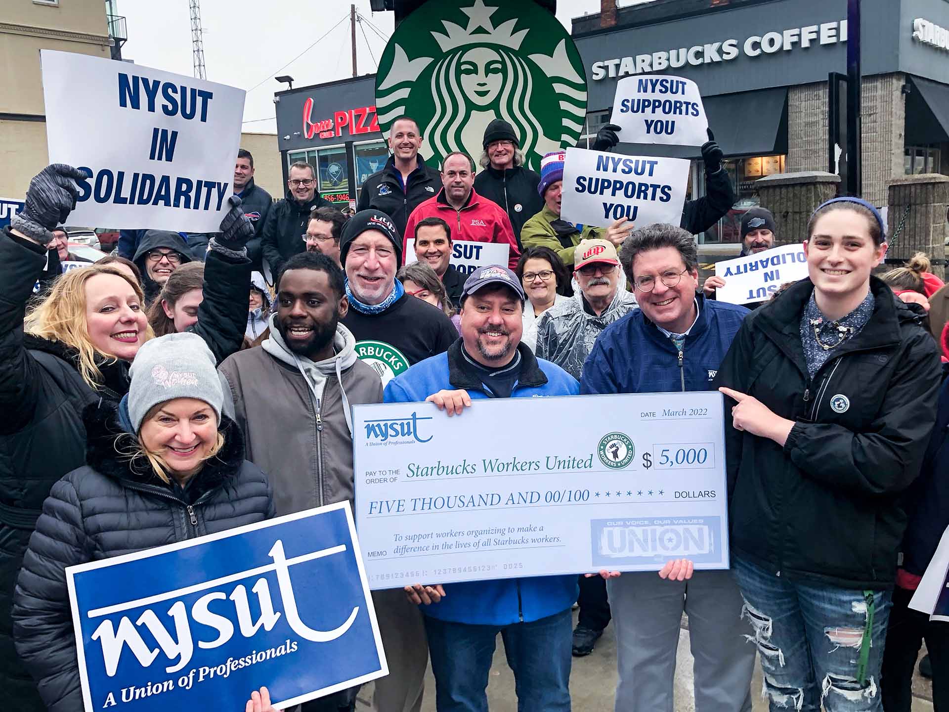 NYSUT dona $ 5,000 a los esfuerzos de organización sindical de Starbucks y muestra solidaridad con los baristas sindicales